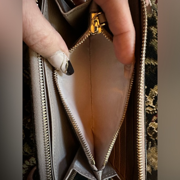 Valentino Garavani pebbled leather studded wallet! Pristine condition! - Picture 7 of 7